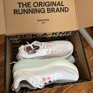 NWT Saucony Hurricane Shoes